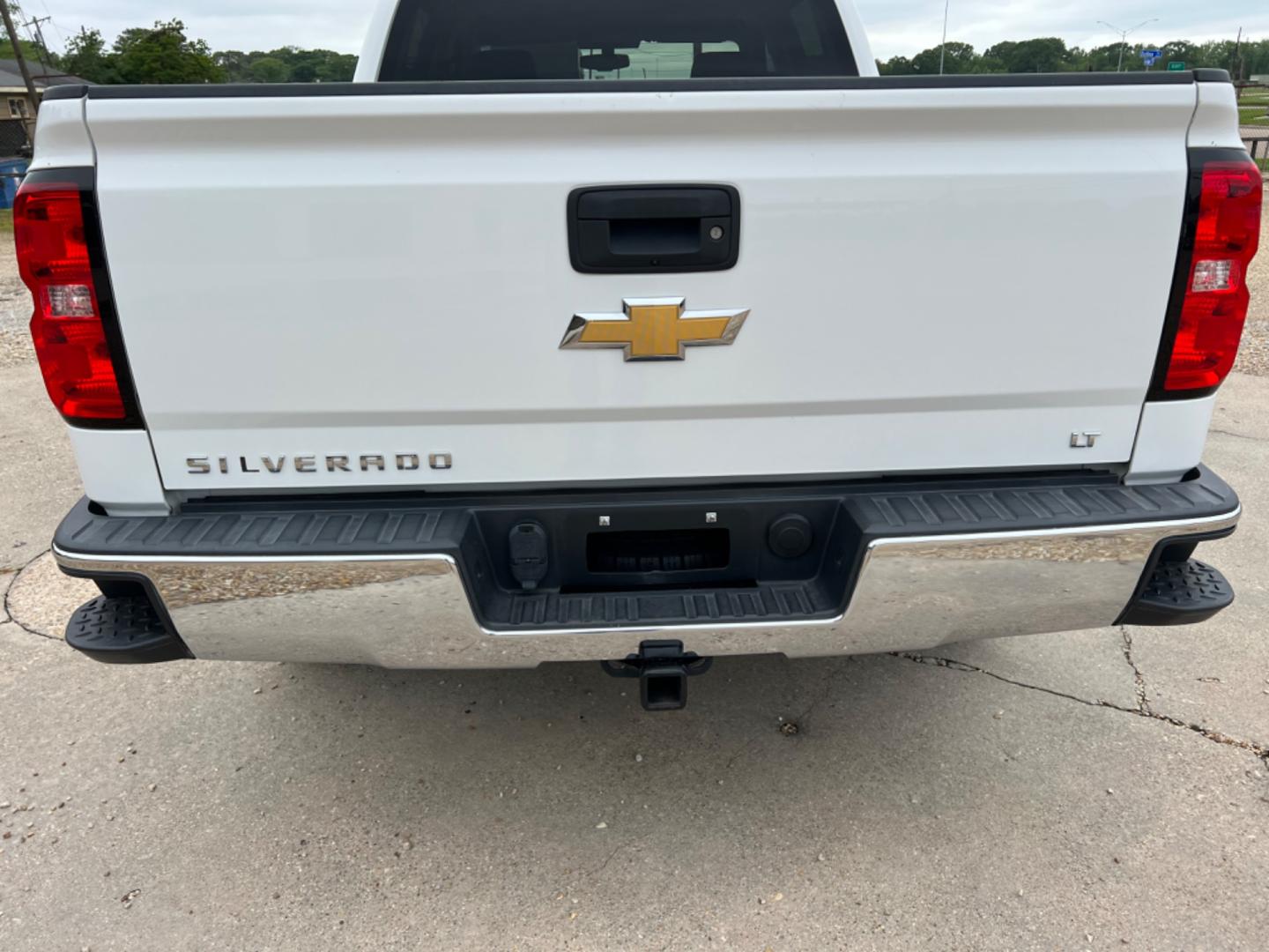 2018 White /Gray Chevrolet Silverado 1500 LT (3GCUKREC2JG) with an 5.3L V8 engine, Automatic transmission, located at 4520 Airline Hwy, Baton Rouge, LA, 70805, (225) 357-1497, 30.509325, -91.145432 - 2018 Chevrolet Silverado Crew Cab LT 4X4 5.3 V8 Gas, 142K Miles, Power Windows, Locks & Mirrors, Cold A/C, Transmission Has 12 Month Warranty, Tow Pkg, Good Tires. FOR INFO PLEASE CONTACT JEFF AT 225 357-1497 CHECK OUT OUR A+ RATING WITH THE BETTER BUSINESS BUREAU WE HAVE BEEN A FAMILY OWNED AND OPE - Photo#6